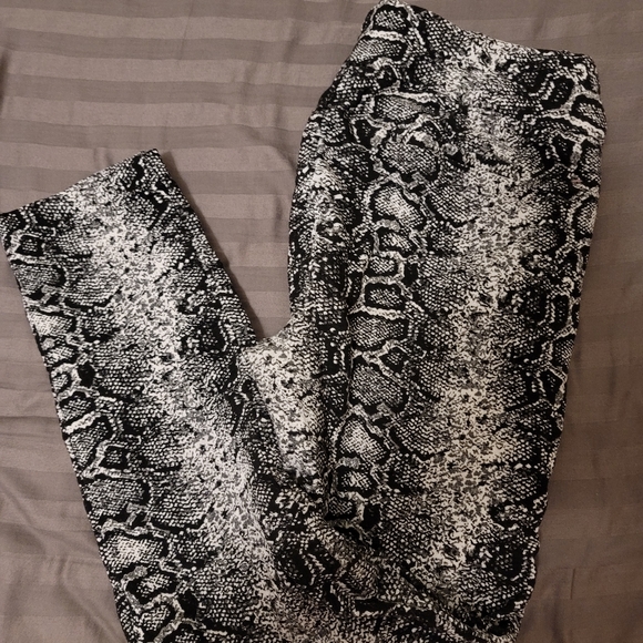 Bar III Multi-Color Snake Print Leggings Pants Size L - Picture 5 of 7